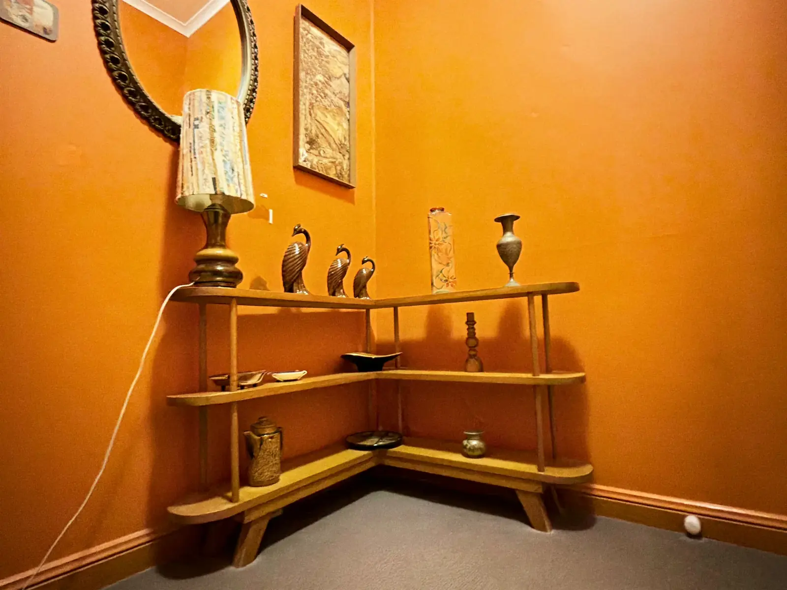 Vintage décor and corner shelf — King Room at Vine Valley Inn Cessnock