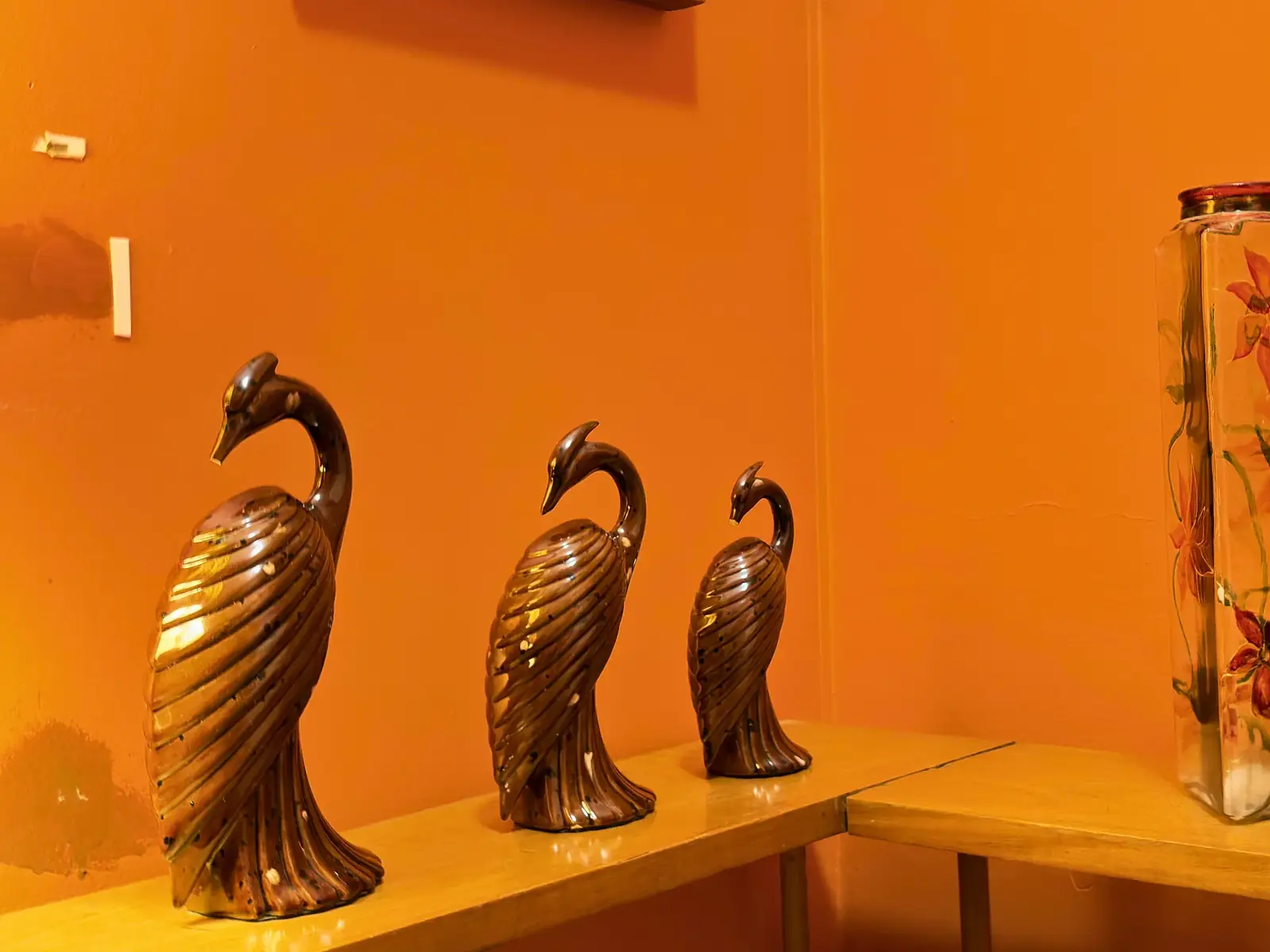 Vintage decorative ornaments — King Room at Vine Valley Inn Cessnock