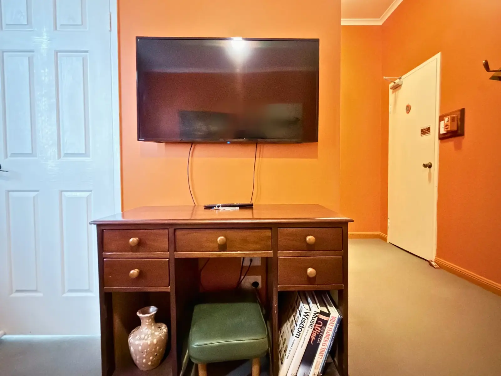 Wall-mounted TV and writing desk — King Room at Vine Valley Inn Cessnock