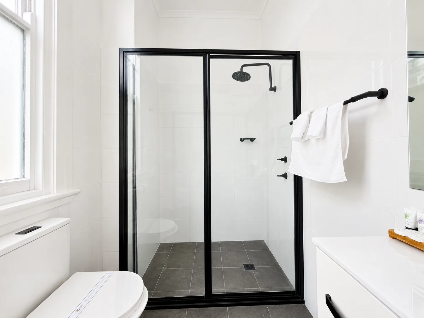 Ensuite with shower and toilet — King Room at Vine Valley Inn Cessnock