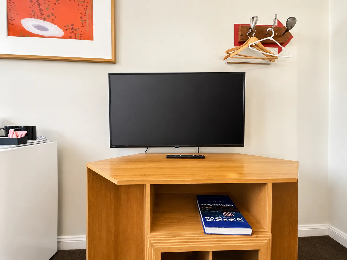 Smart TV and hanging space — King Room at Vine Valley Inn Cessnock