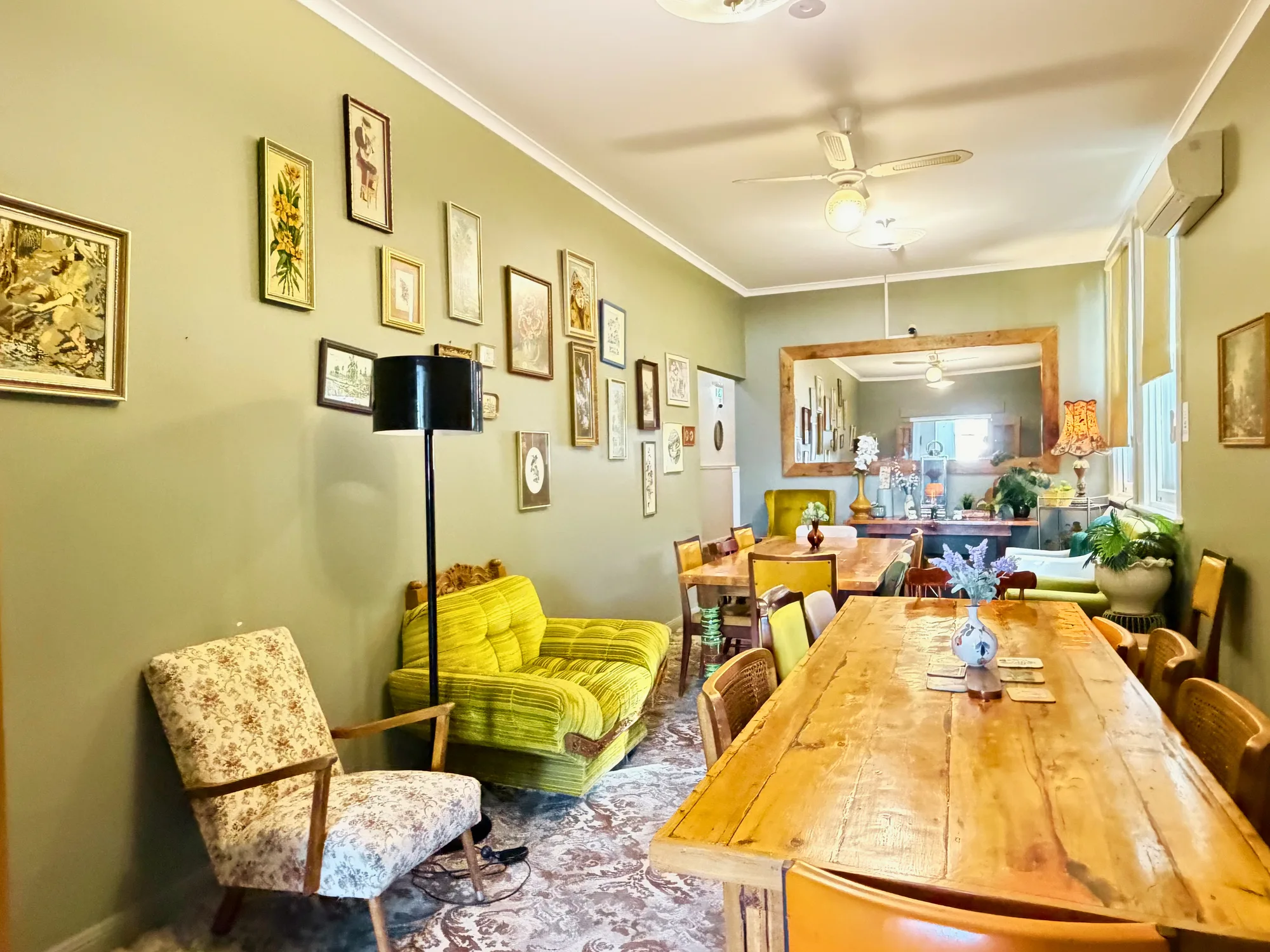 Continental breakfast and guest dining space at Vine Valley Inn Cessnock