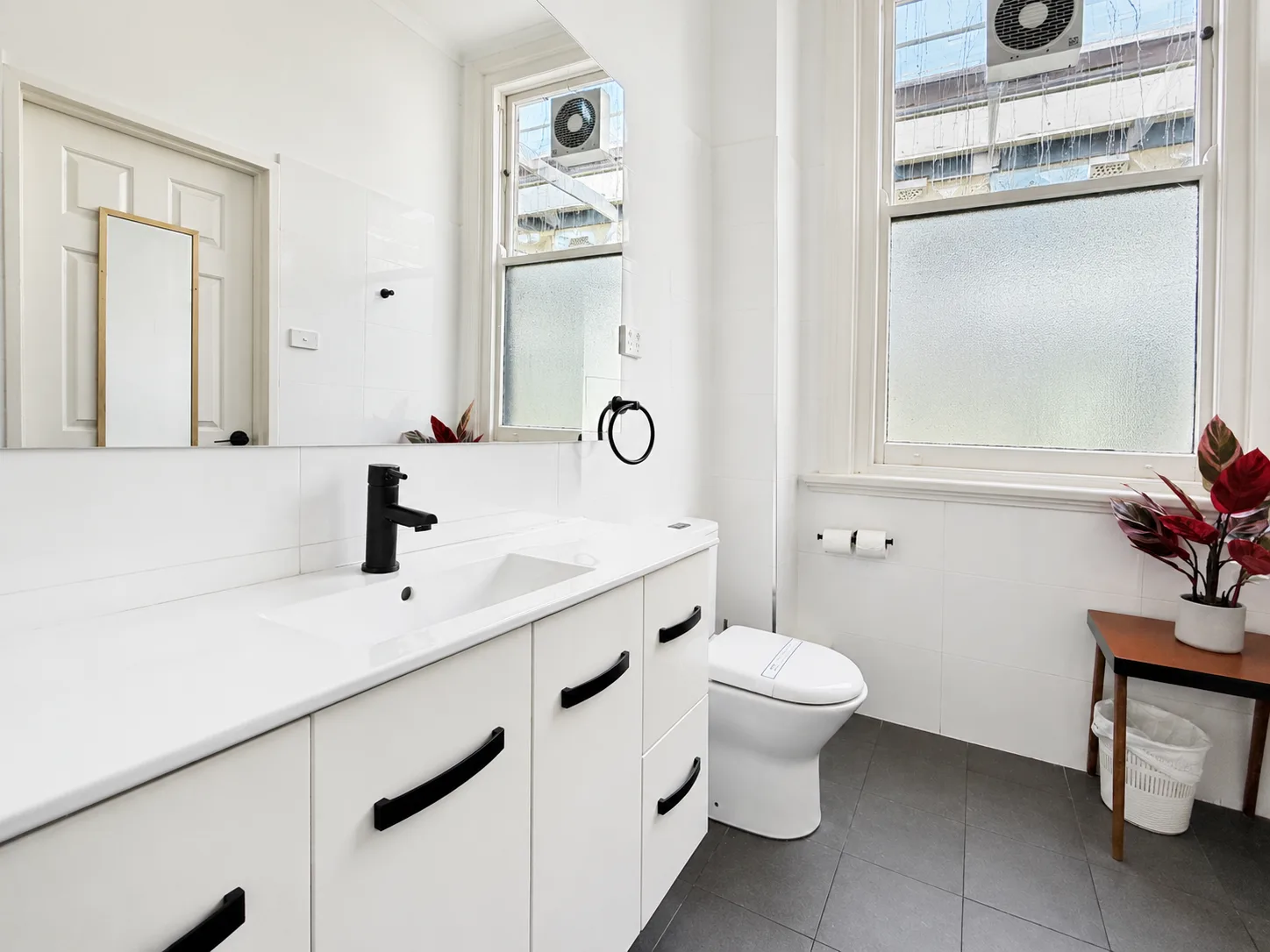 Ensuite bathroom with vanity and toilet — Queen Deluxe Room at Vine Valley Inn Cessnock