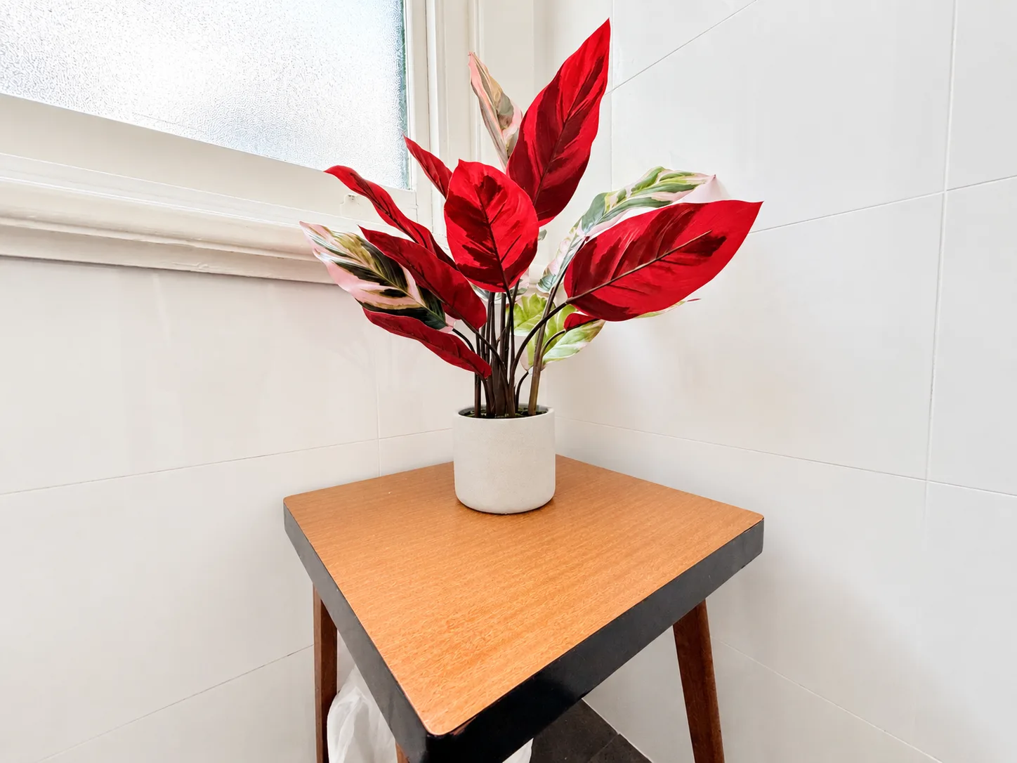 Decorative bathroom detail — Queen Deluxe Room at Vine Valley Inn Cessnock