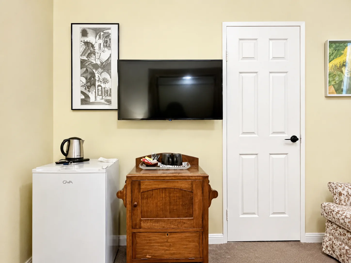Smart TV, bar fridge and tea station — Queen Deluxe Room at Vine Valley Inn Cessnock