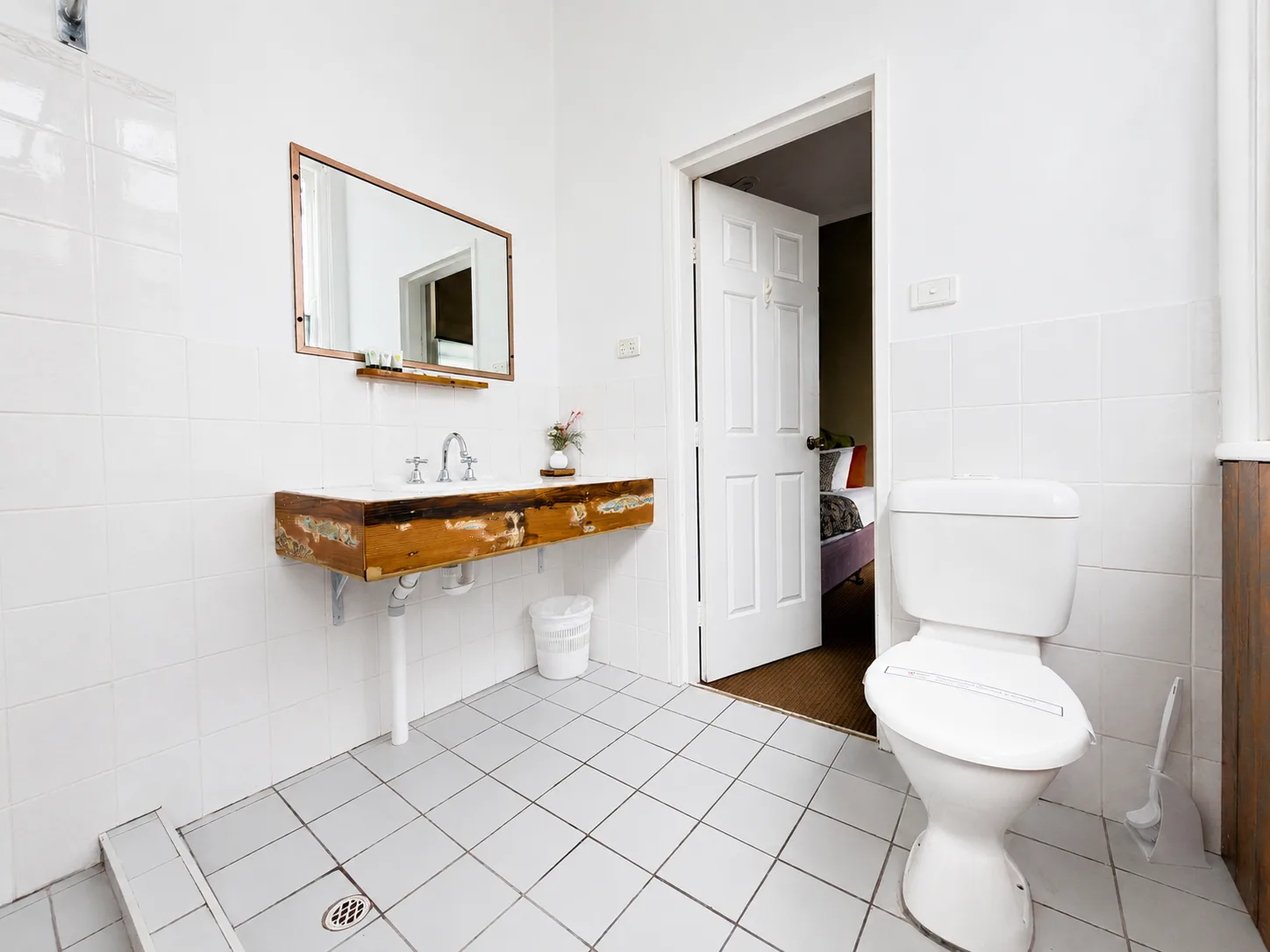 Ensuite bathroom with vanity and toilet — Queen Room at Vine Valley Inn Cessnock