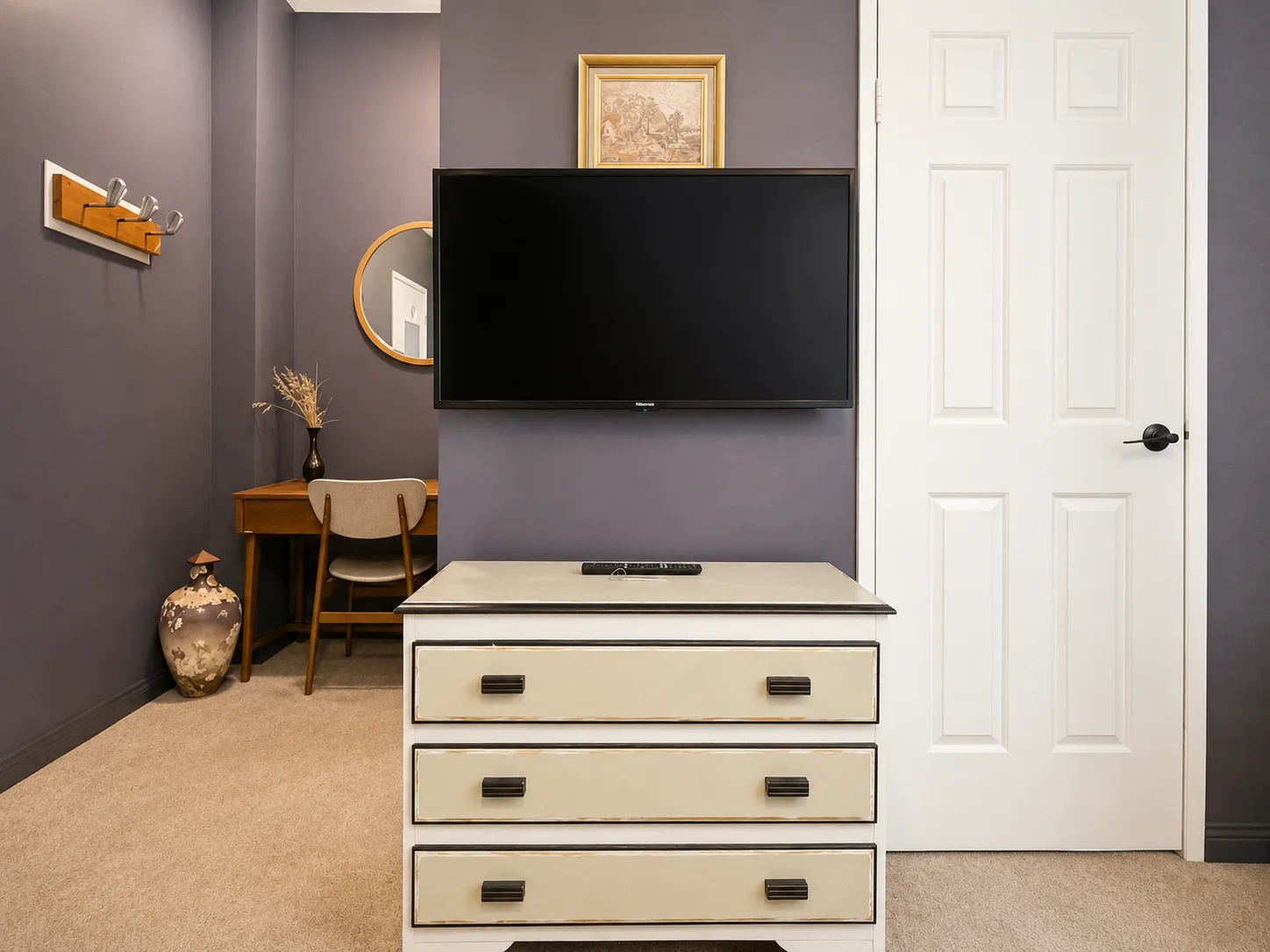 Dresser, smart TV and writing desk — Twin Room at Vine Valley Inn Cessnock