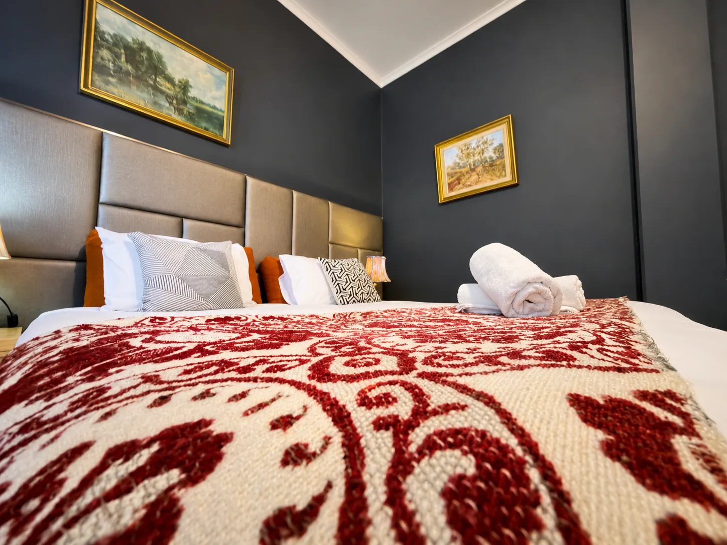 Comfortable bedding with fresh towels — Twin Room at Vine Valley Inn Cessnock